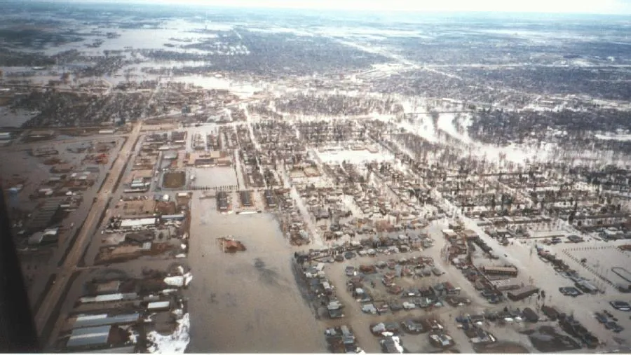 Grand Forks under the Red River, April 1997, looking toward downtown from a U.S. Army Corps of Engineers helicopter, after a levee overtopped and the city was evacuated. Public domain (U.S. Army Corps of Engineers), via Wikimedia Commons.