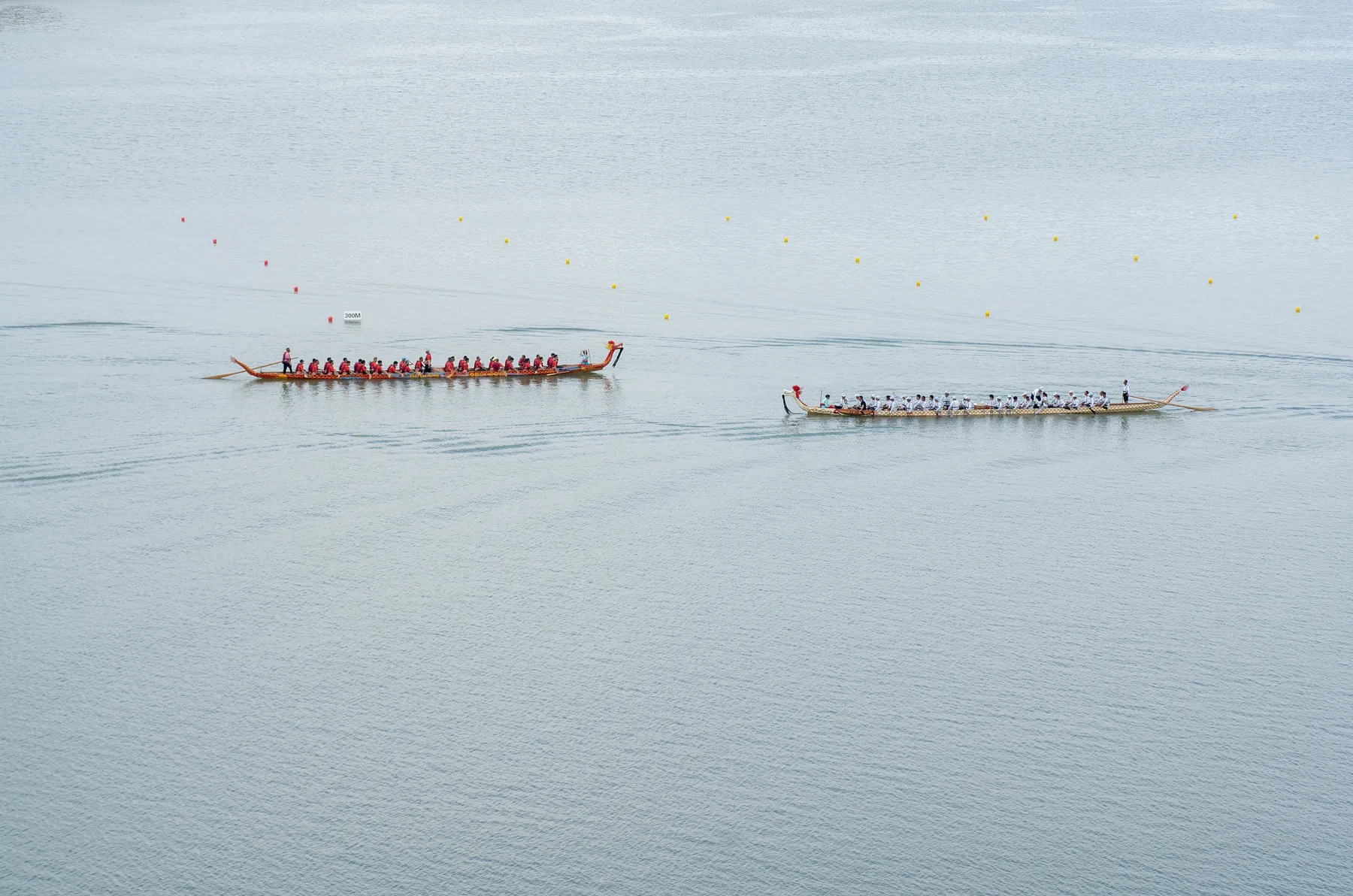 Two crews on still water, one well ahead. In a fair race this is the usual picture, not the rare one. Photograph by 高 长华, Pexels.
