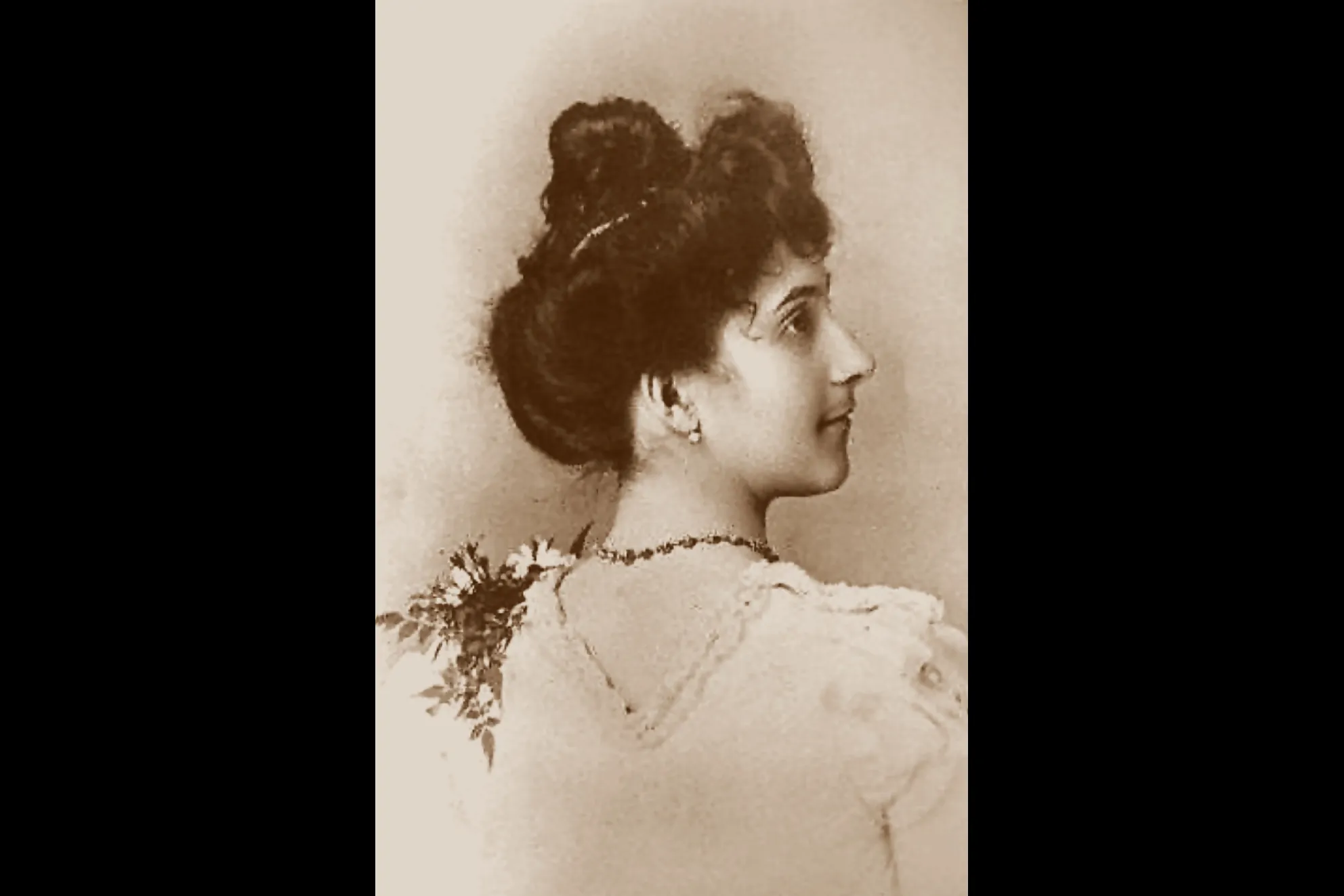 Jeanne Calment at about twenty, c. 1895, in a studio portrait. Photographer unknown; public domain.