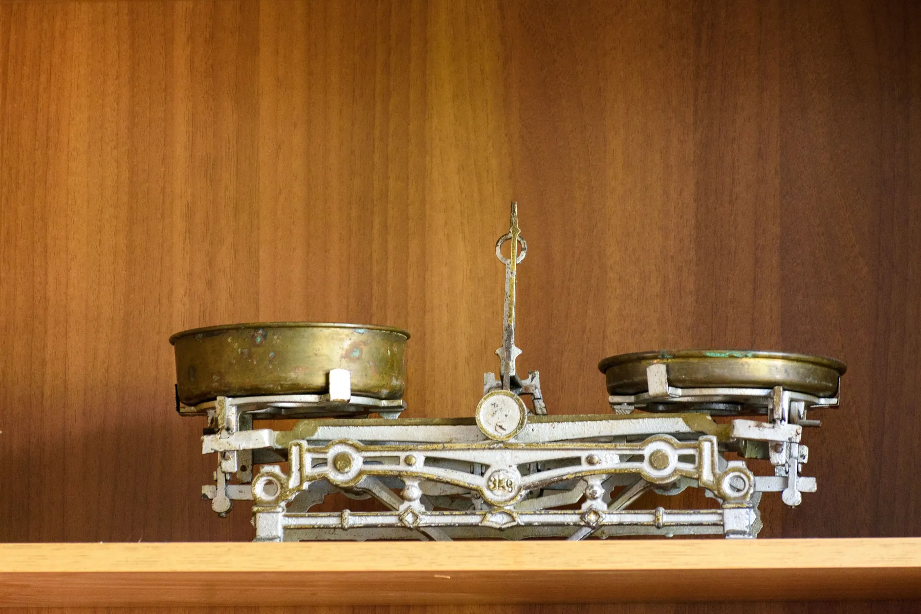 A balance at rest, with nothing shaking it. A straight force rests where it cancels; bend the force and shake it, and the resting point moves away. Photograph by Diana, Pexels.